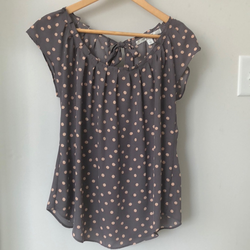 Blouse like new, bow tie accent in the back.